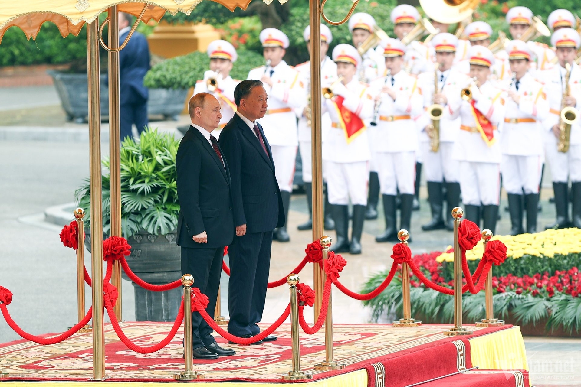 越南国家主席苏林和俄罗斯总统普京检阅仪仗队听取乐队奏响两国国歌
