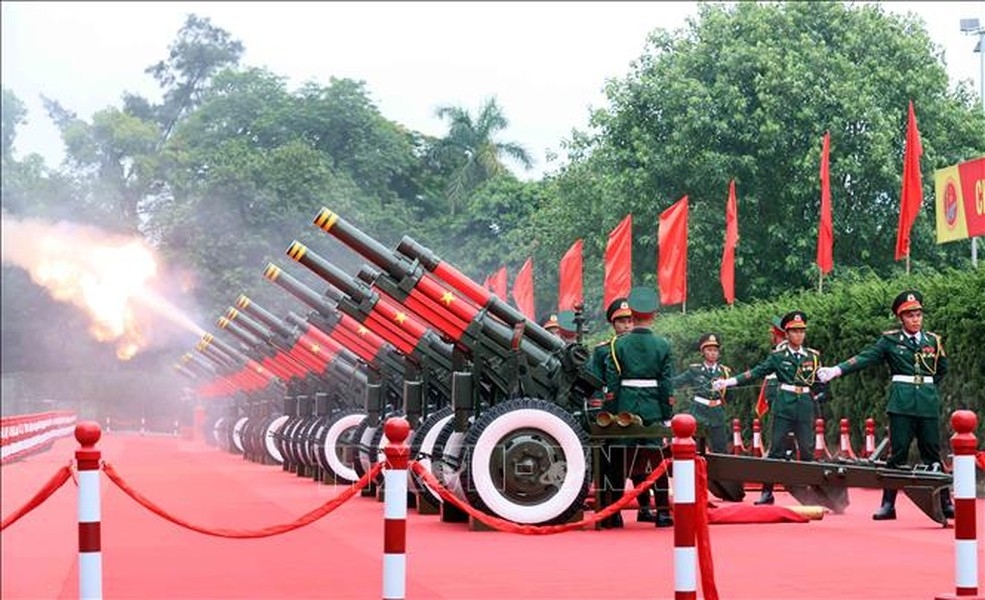 礼炮鸣21响，欢迎普京总统对越南进行国事访问。