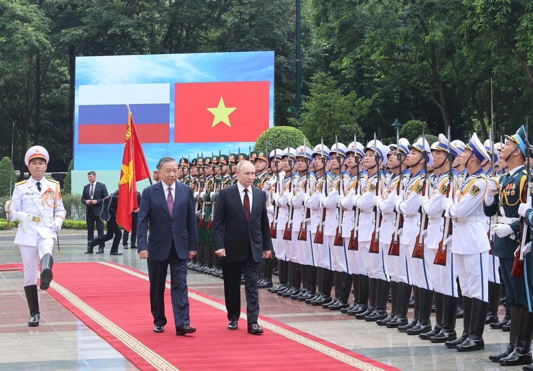 苏林主席和普京总统检阅越南人民军队仪仗队。