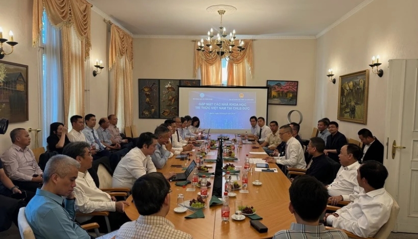 越南科技部部长黄成达会见旅德越裔科学家和知识分子