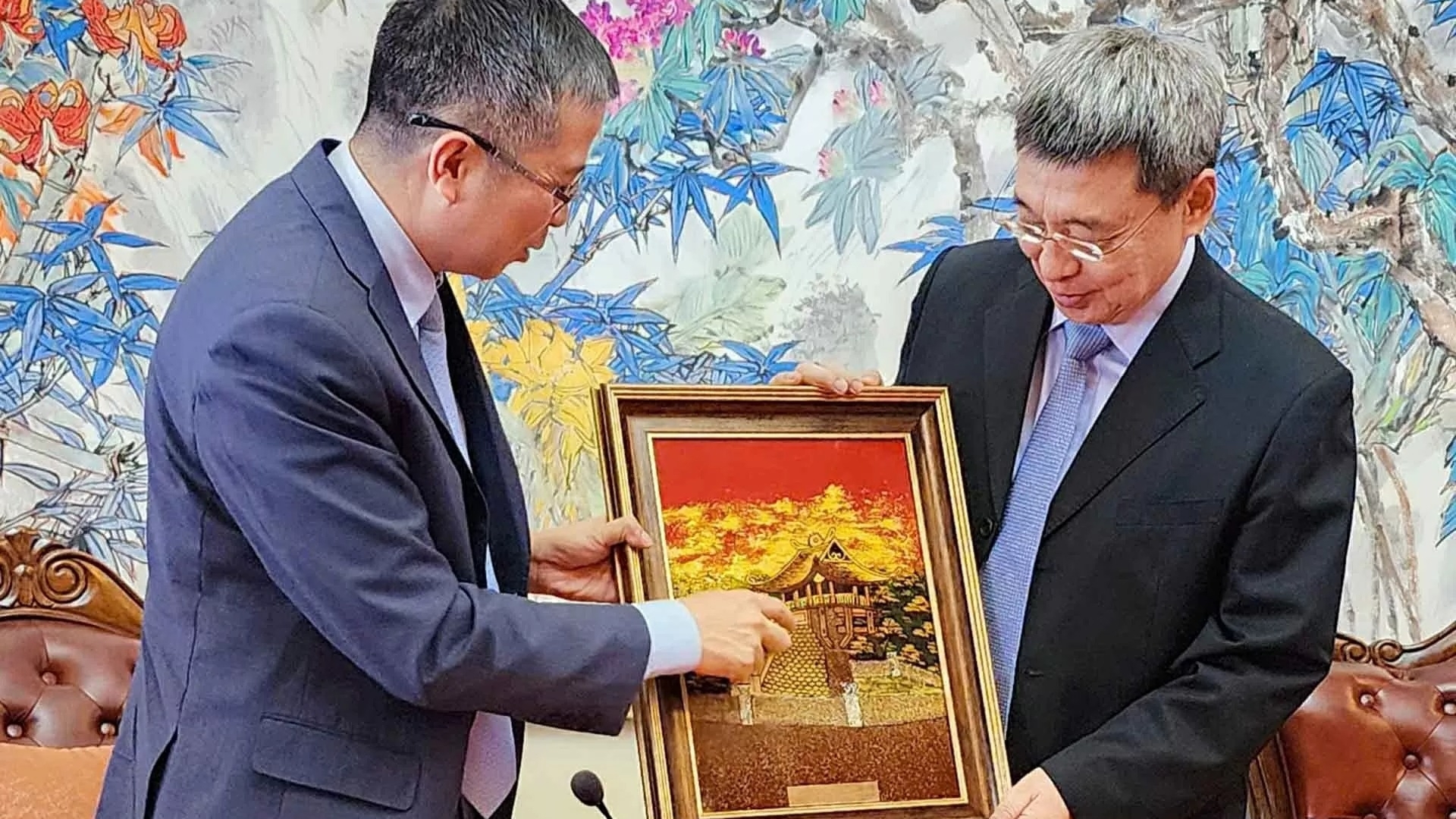 加强越中民族事务合作f