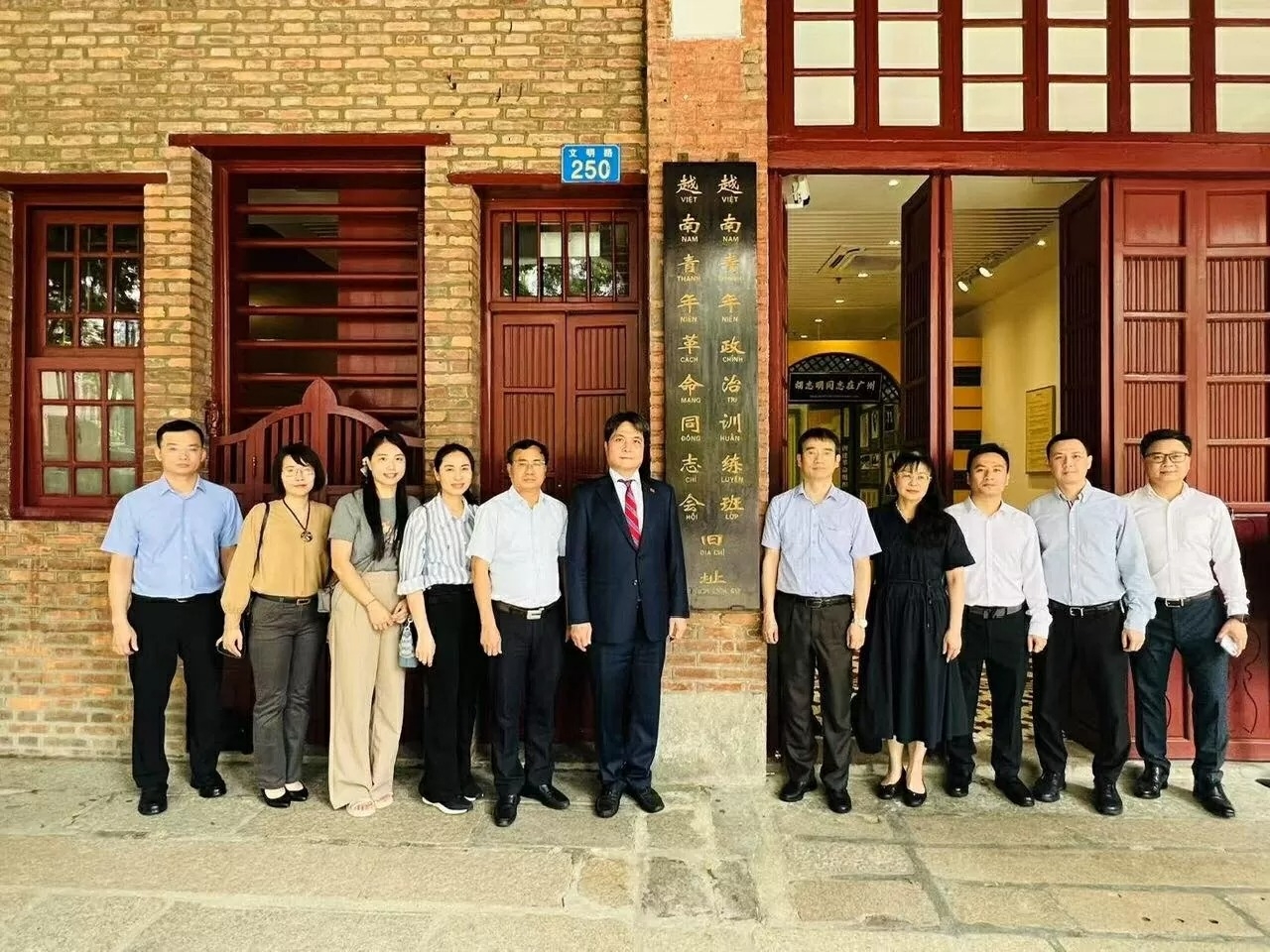 在中国广州隆重庆祝越南革命新闻日一百周年