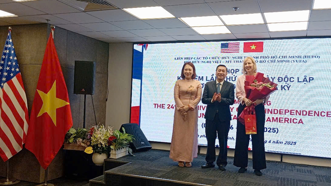 胡志明市人民与美国人民交流日益频密促进合作