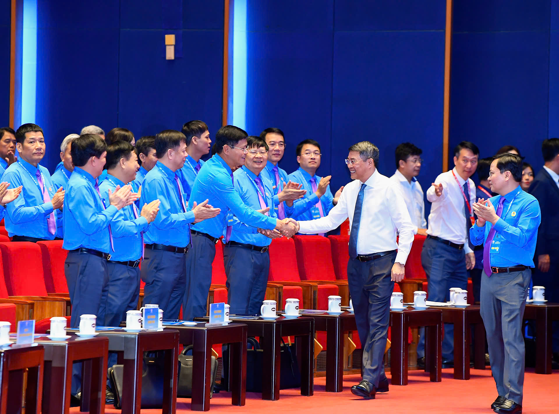 政府总理与越南工会第十四次代表大会代表对话
