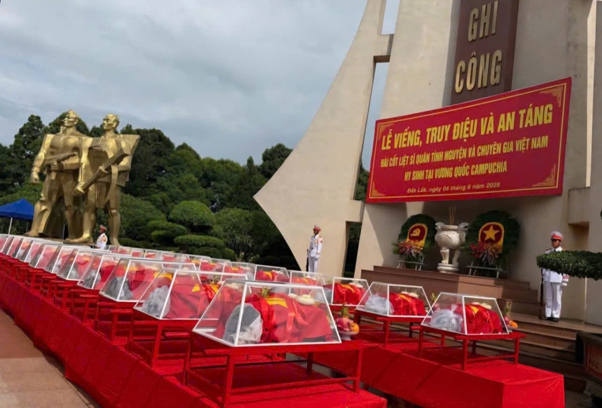 得乐省隆重安葬27位在柬埔寨牺牲的越南烈士