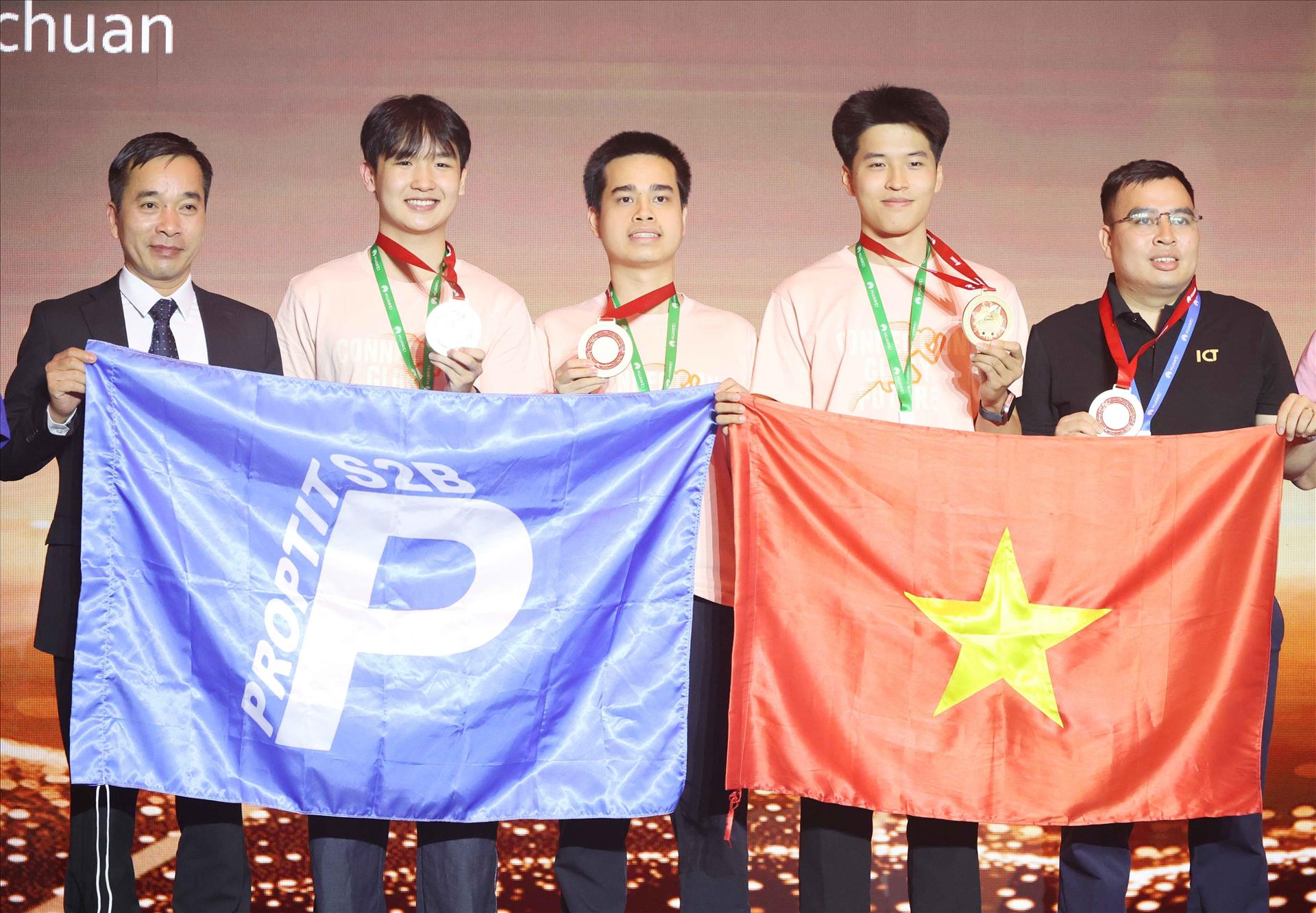 越南大学生在中国世界顶级科技赛事中大放异彩 越南大学生在中国世界顶级科技赛事中大放异彩