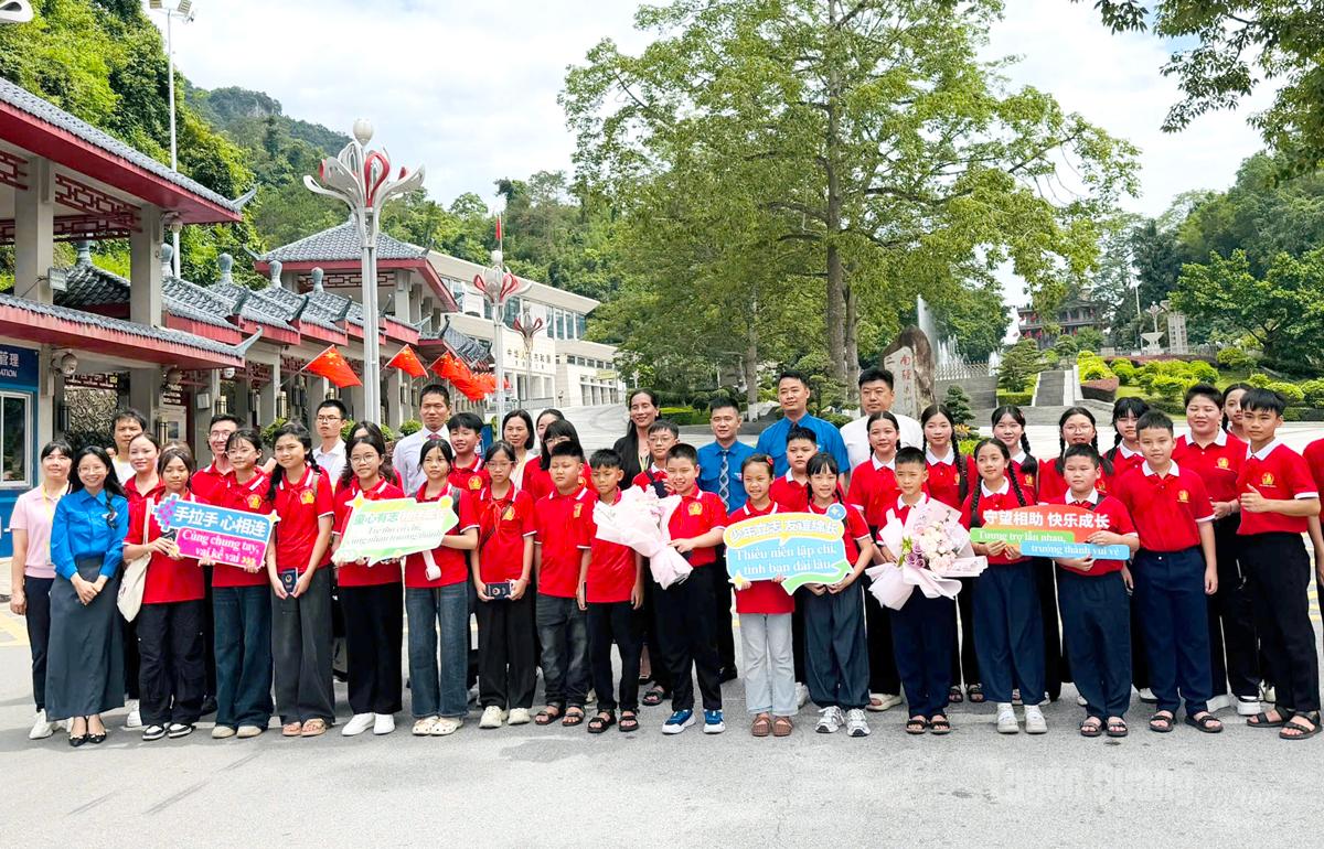 谅山、宣光两省少年儿童代表赴广西参加交流活动 Các đại biểu tham gia chương trình chụp ảnh lưu niệm tại Cửa khẩu Quốc tế Hữu Nghị, tỉnh Lạng Sơn.