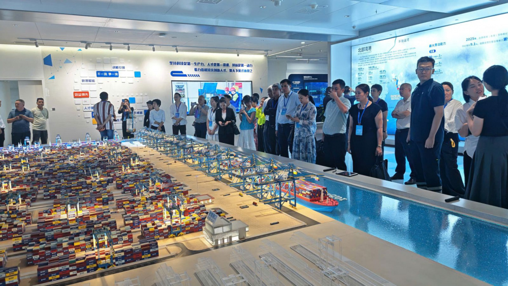 加强经贸对接,拓展越南水果对华出口新机遇 Đoàn thăm và làm việc với nhiều đơn vị, doanh nghiệp tiêu biểu trong lĩnh vực logistics và nông nghiệp công nghệ cao của Quảng Tây. Ảnh: Vietrade