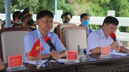 越南芒街市与中国东兴市协调保持防疫成果并推动经济社会发展