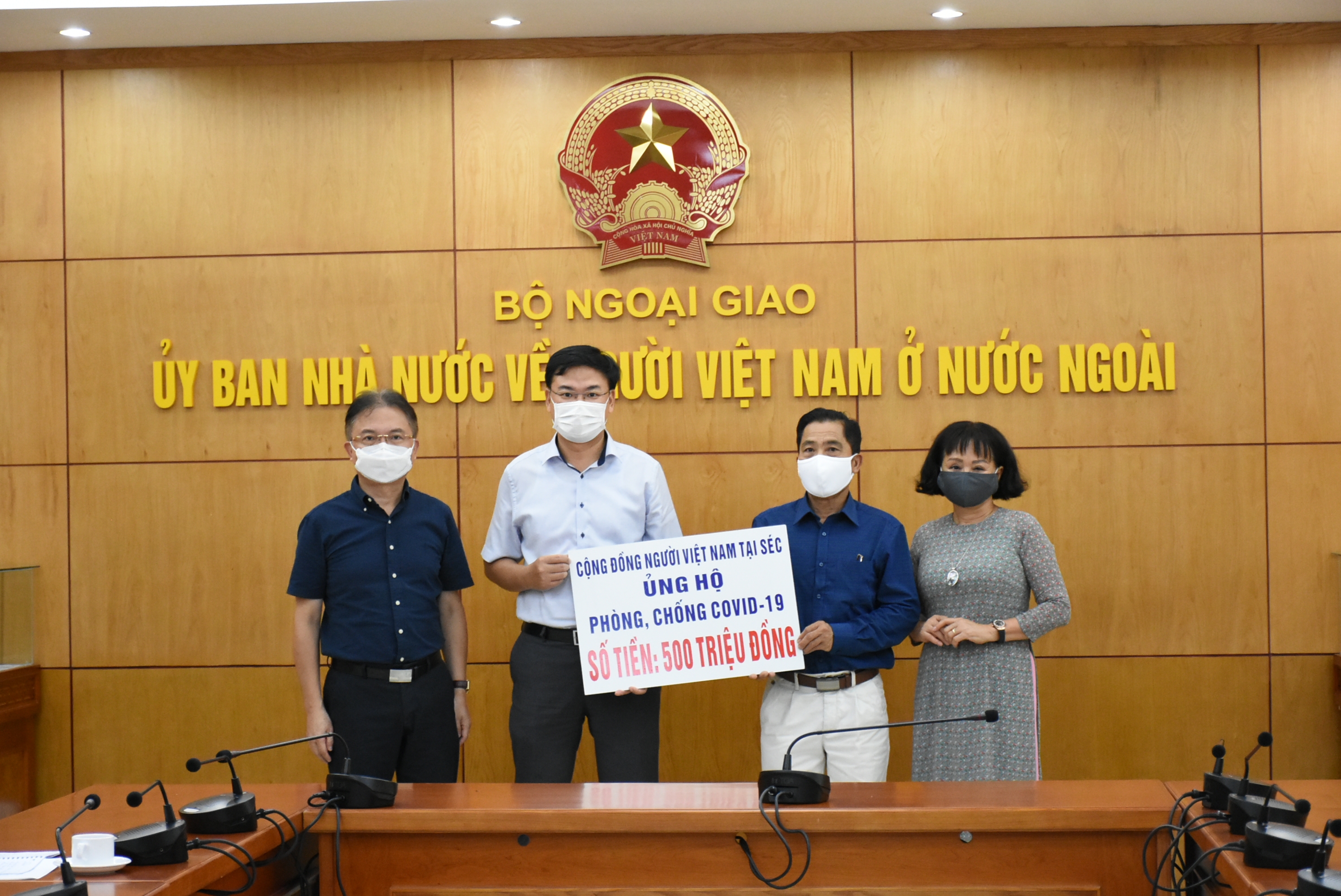 旅居捷克共和国的越南人向新冠疫苗基金会捐款