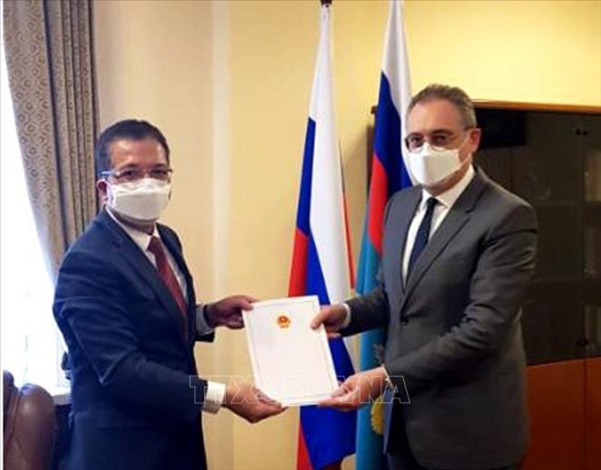 越南驻俄罗斯特命全权大使邓明魁向俄罗斯外交部副部长莫尔古洛夫 递交国书副本。（图：越通社）
