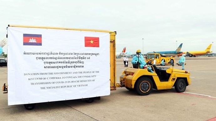 柬埔寨政府和人民向胡志明市捐赠的防疫设备和物资抵达越南河内内排国际机场。(图:越通社)