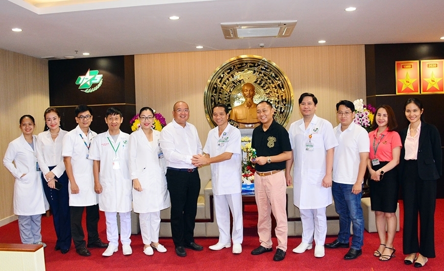 175军医院向中国企业协会工作团赠送纪念品（图：人民军队报）