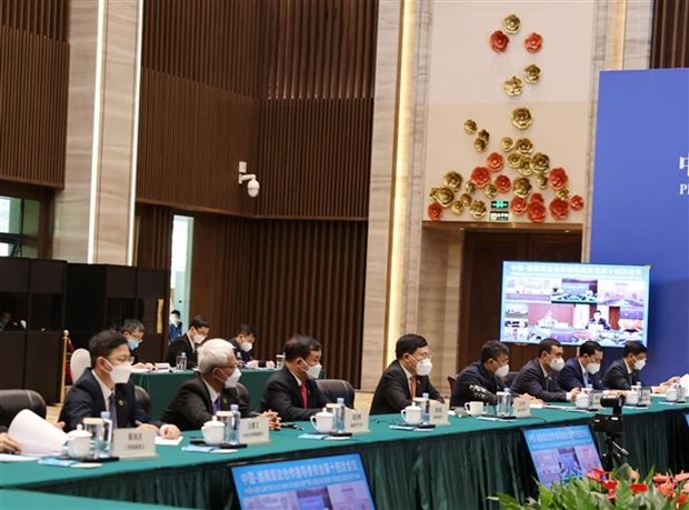 政府常务副总理范平明及越南代表团出席会议。（图：越通社）