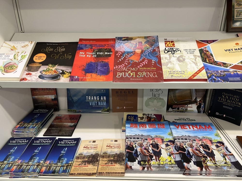越南驻中国香港总领事馆设置了“越南空间”，展示书籍、杂志和图书、照片和实物等。（图：越通社）