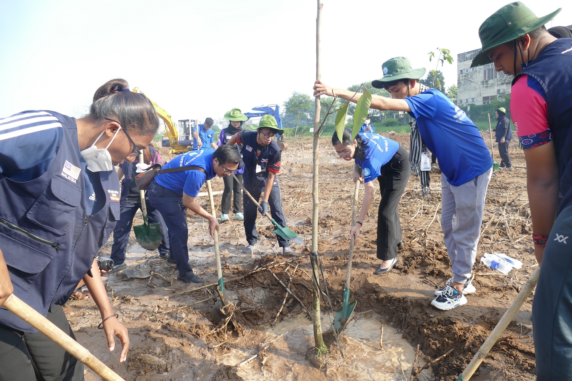 胡志明共青团中央委员会启动城市植树活动“致力于绿色越南”