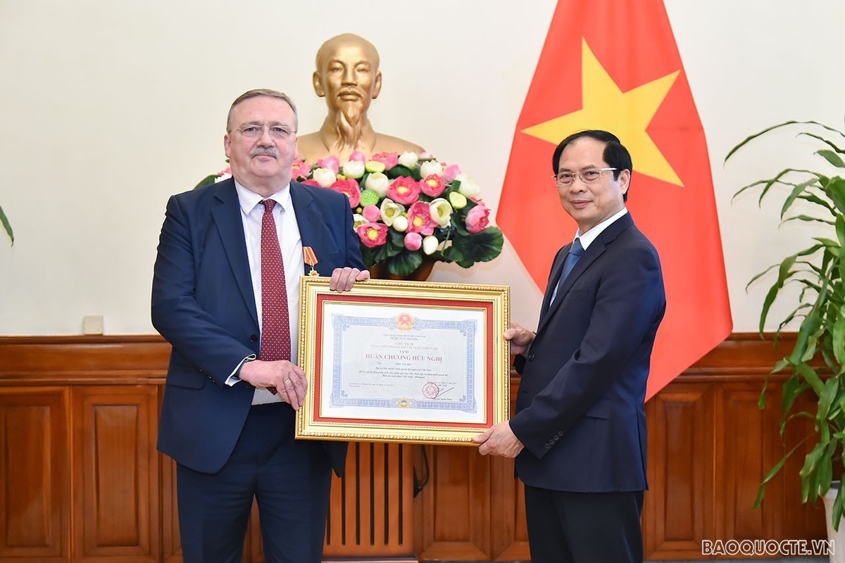 Bản in : 越南向匈牙利驻越大使奥里·恰巴颁发友谊勋章 | Vietnam+ (VietnamPlus)