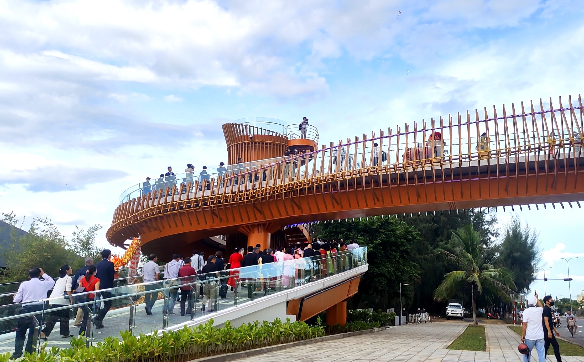 日本三日月集团向岘港市赠予的横跨阮必成街的人行天桥得到落成启用
