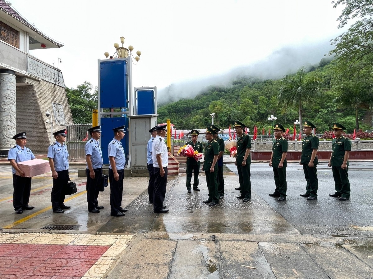 清水国际口岸边防屯在口岸同中国云南天保出入境边防检查站会面。