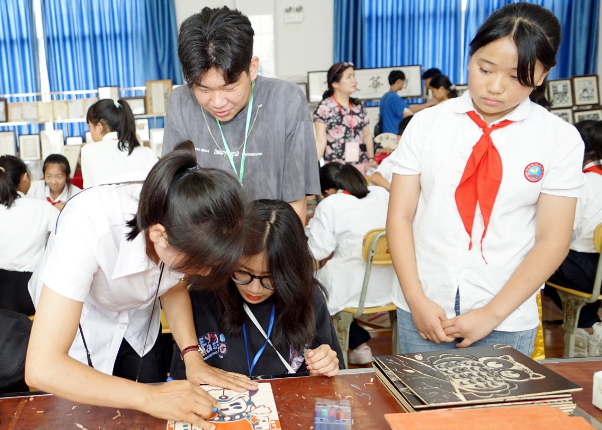 在中国马关县红星小学学习和体验绘画