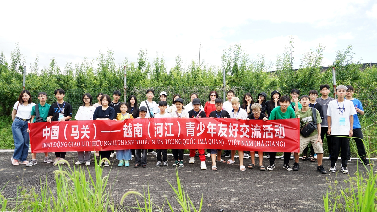 河江省学生在中国马关县进行暑期交流