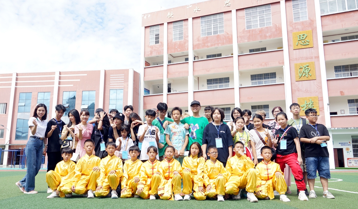 河江省学生在中国马关县进行暑期交流