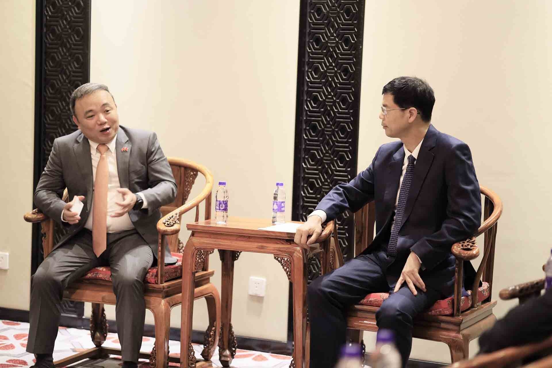 阮世松总领事与国国际贸易促进委员会浙江省委员会会长陈建忠进行了交谈。