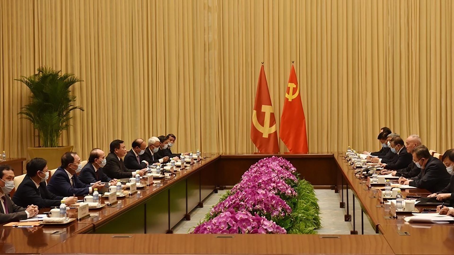 阮春胜一行同蔡奇同志和中共代表团举行会谈。