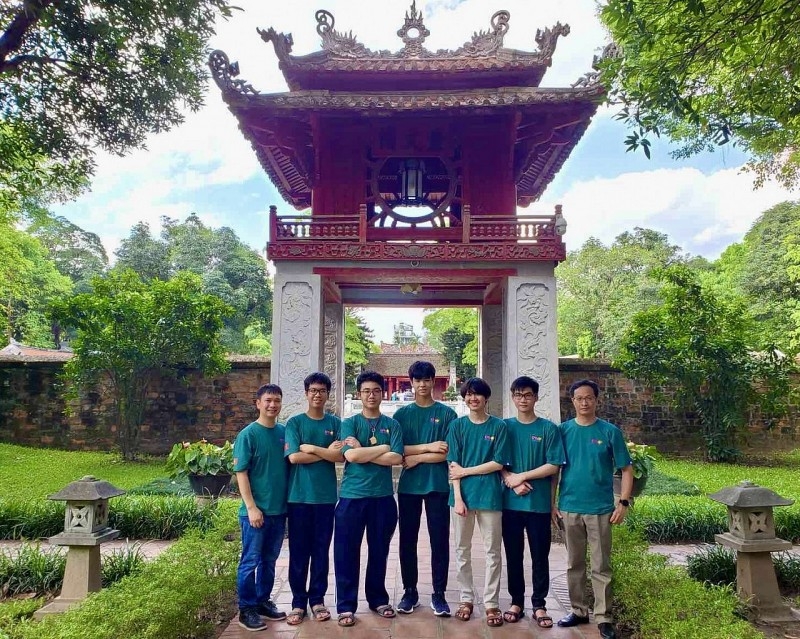 Bản in : 越南参加2023年国际物理奥林匹克竞赛的五名学生全部获奖 | Vietnam+ (VietnamPlus)