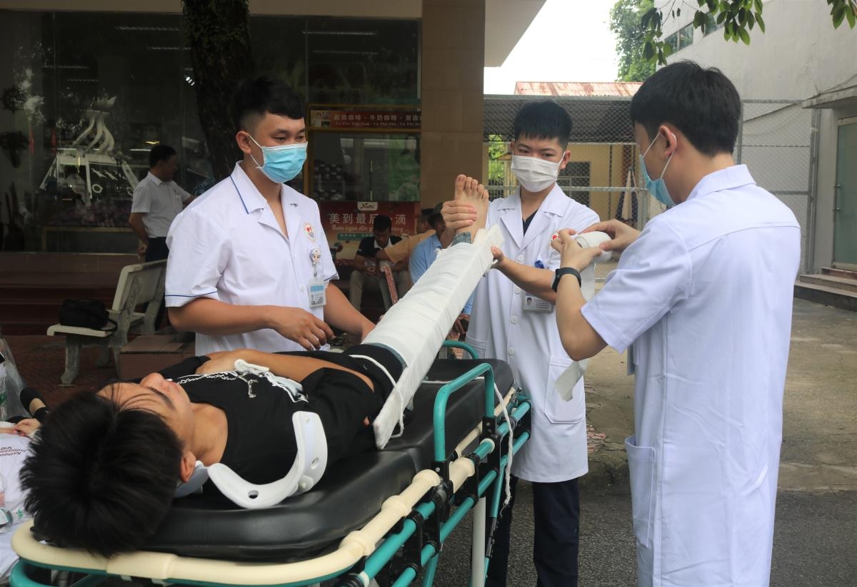 越南芒街-中国东兴举行医疗救援演习