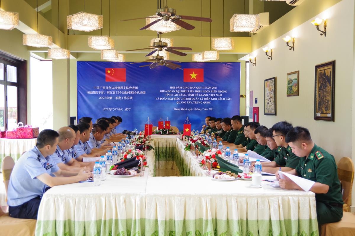 河江、高平两省边防屯与中国百色边境管理支队举行工作会谈