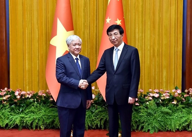 越南祖国阵线中央委员会主席与中国全国政协主席王沪宁举行会谈