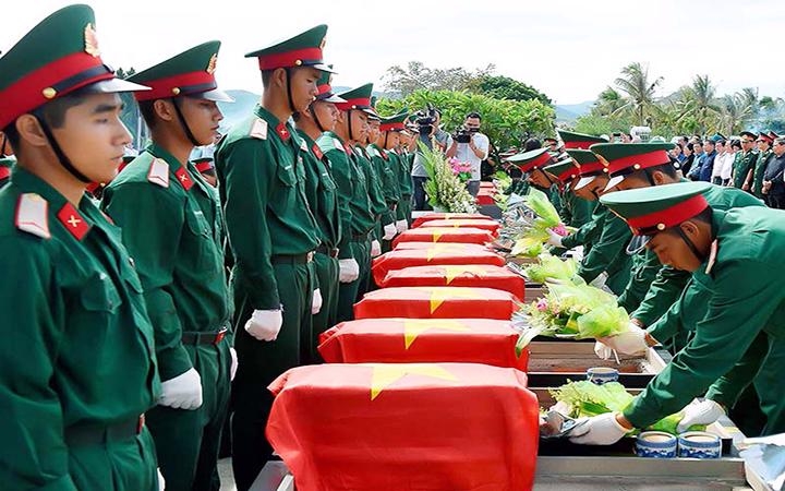 Bản in : 越南荣军和烈士日76周年：搜寻、归宿烈士遗骸和确认烈士身份是特别和神圣的任务  | Vietnam+ (VietnamPlus)