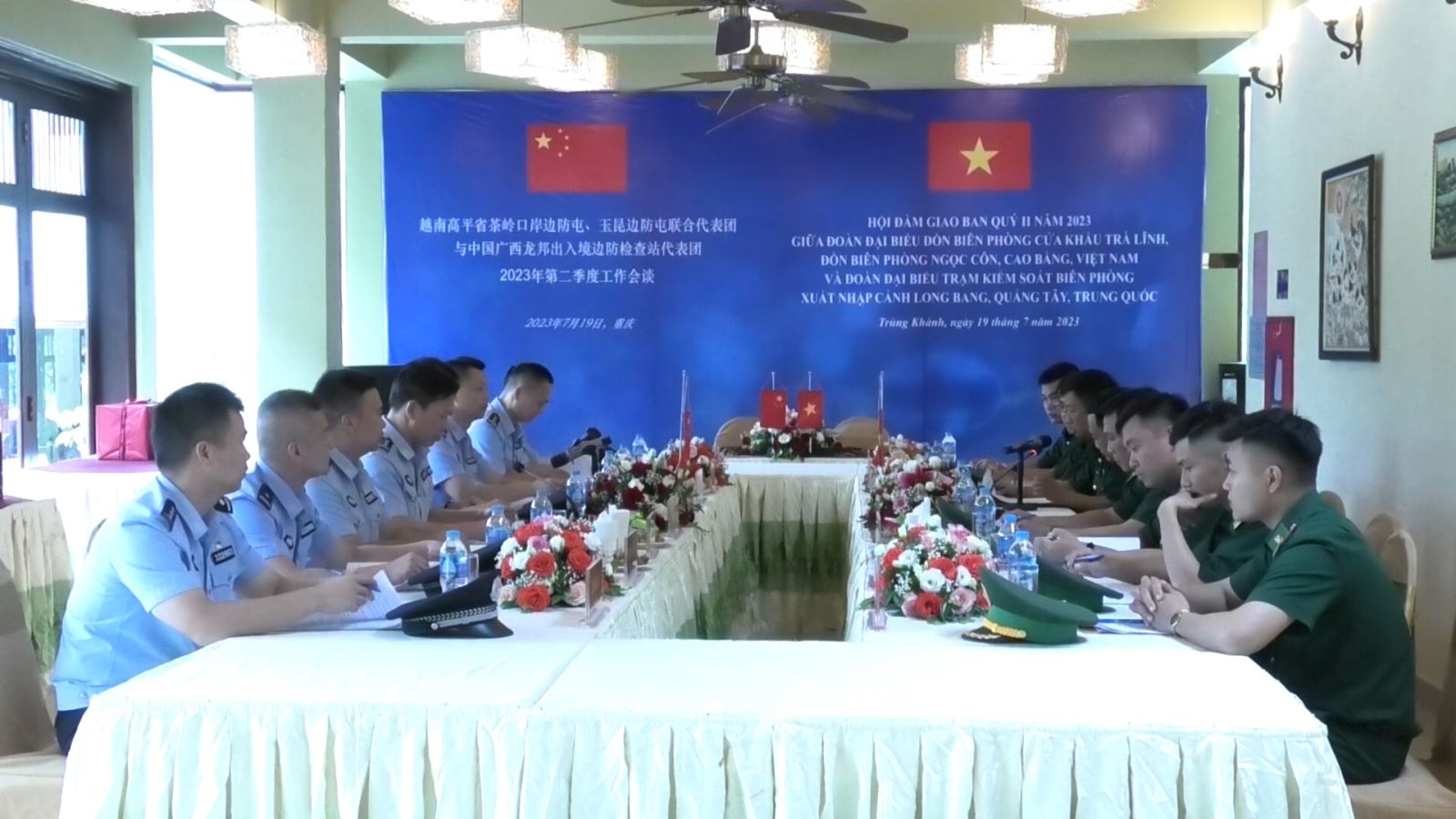 越南高平茶岭、玉昆边防站与中国龙邦出入境边防检查站举行2023年第二季度会议