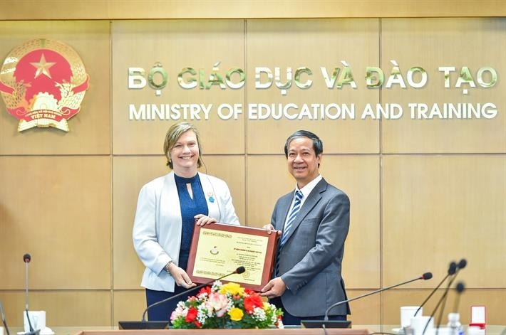 阮金山部长（右）授予联合国儿童基金会驻越南代表处首席花楠女士“为教育事业”纪念章。