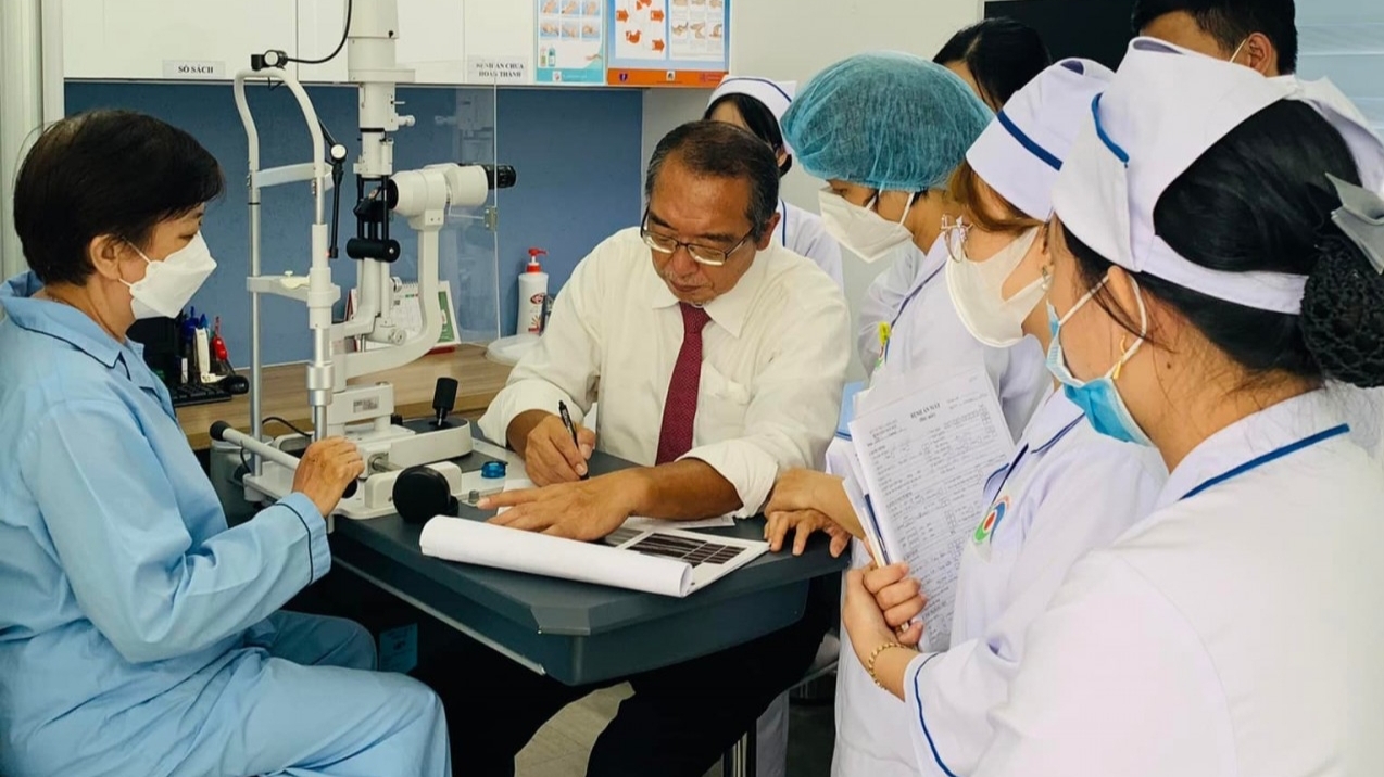 日本眼科医生给越南贫困病人送‘光明’