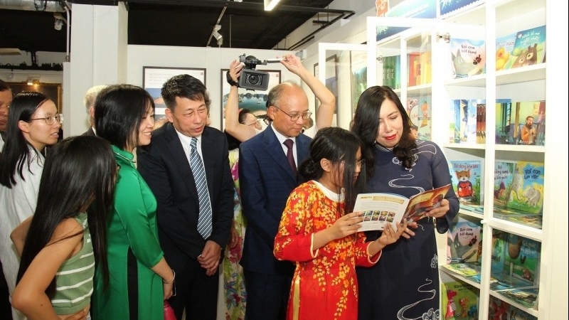 推崇越南语和启用服务旅法越南人社群的越南语书架