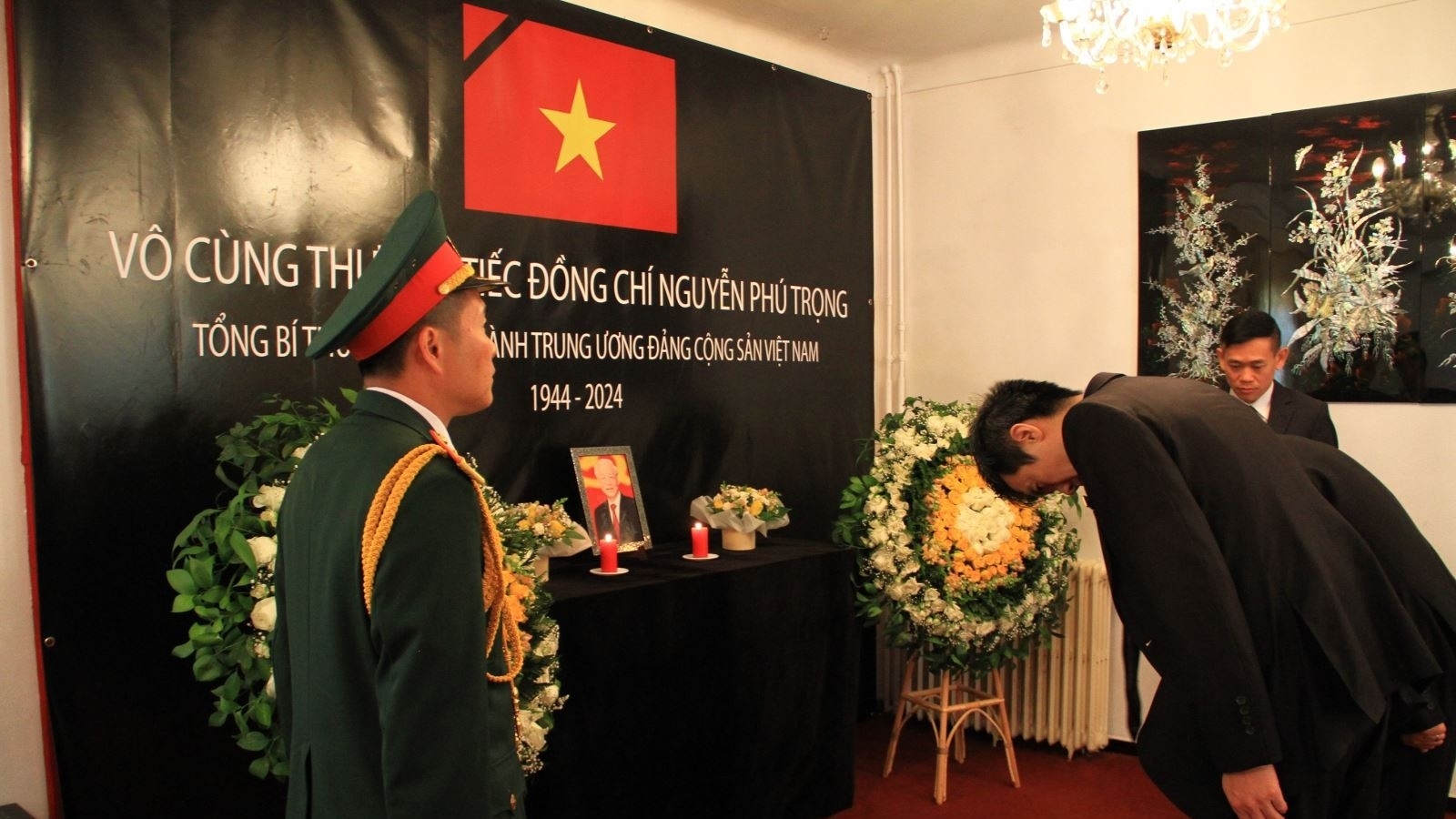 越南驻多国大使馆设立吊唁簿并举行悼念阮富仲总书记仪式