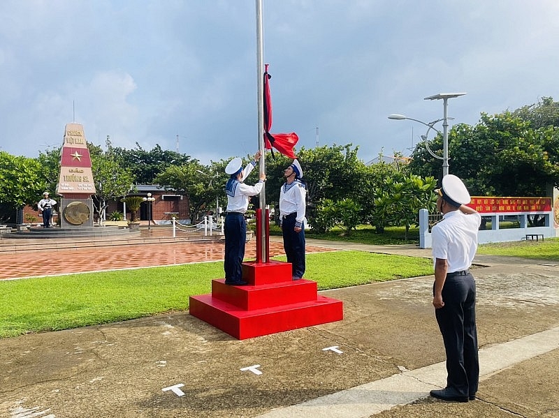 长沙群岛举行降半旗仪式悼念阮富仲总书记国葬
