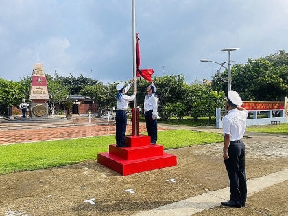 长沙群岛举行降半旗仪式悼念阮富仲总书记国葬