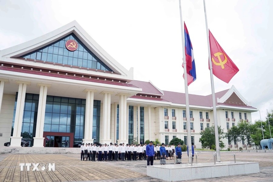 老挝人民革命党中央办公厅降半旗仪式。（图：越通社）