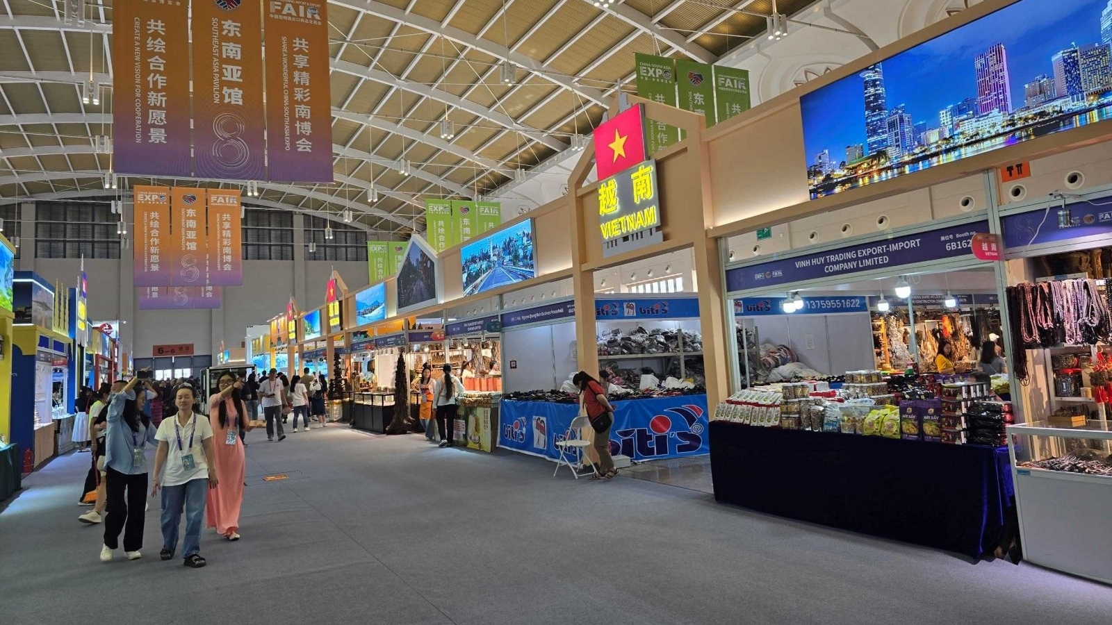 越南企业参加在中国昆明举办的博览会