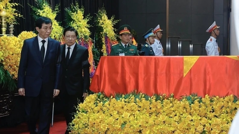 中国全国政协主席王沪宁率团吊唁阮富仲总书记逝世