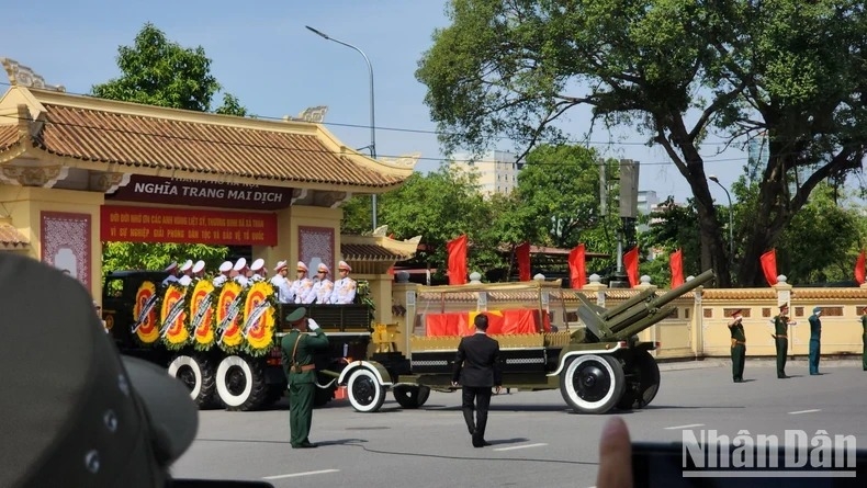 阮富仲总书记安葬仪式在河内市梅驿陵园隆重举行