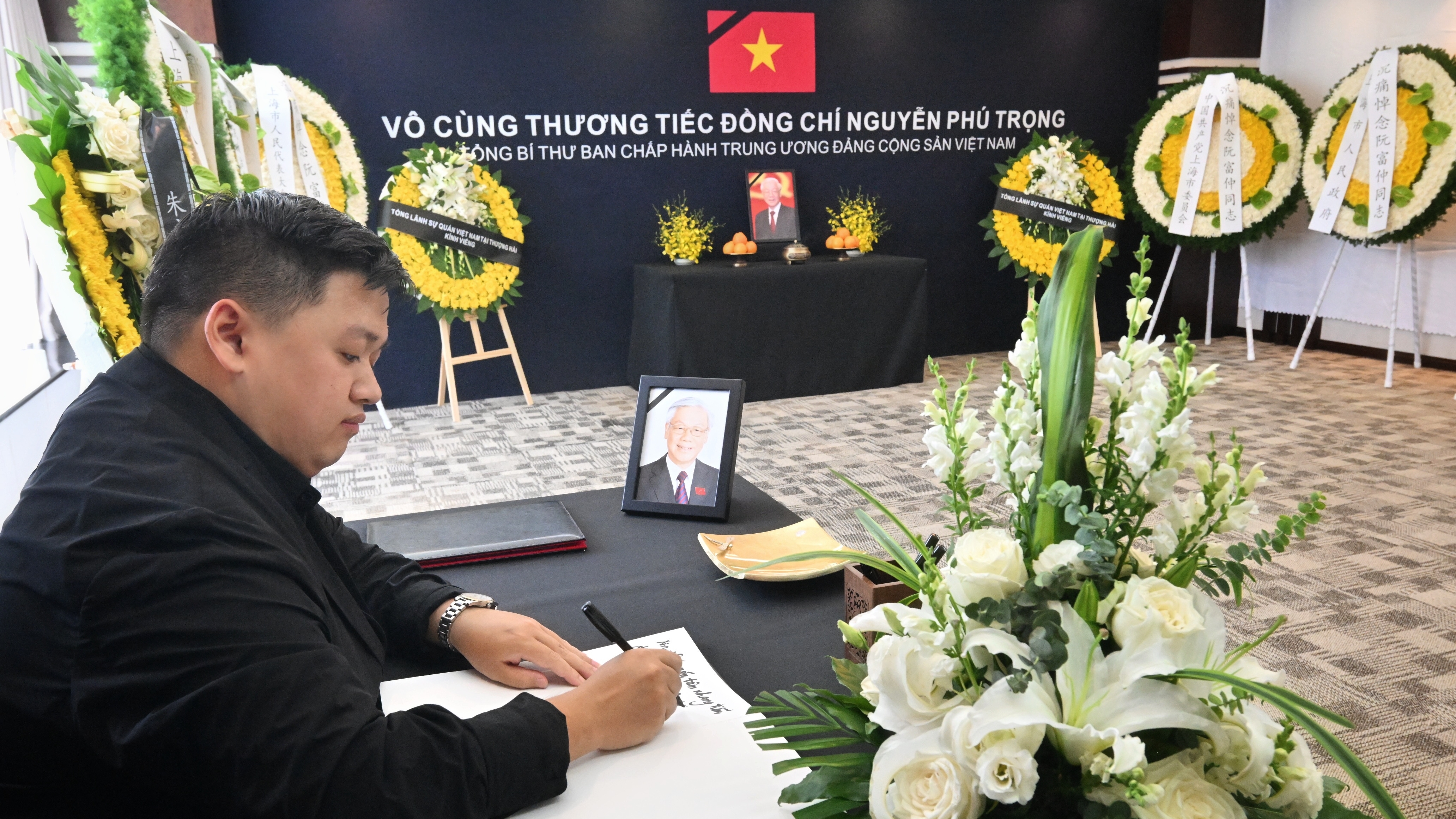 越南驻华各外交机构悼念越共中央总书记阮富仲