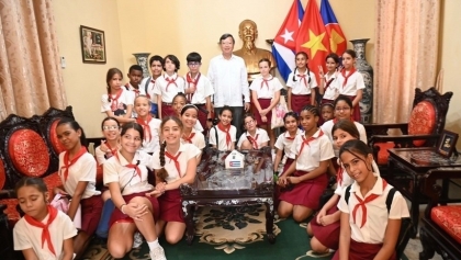 古巴学生体验越南文化