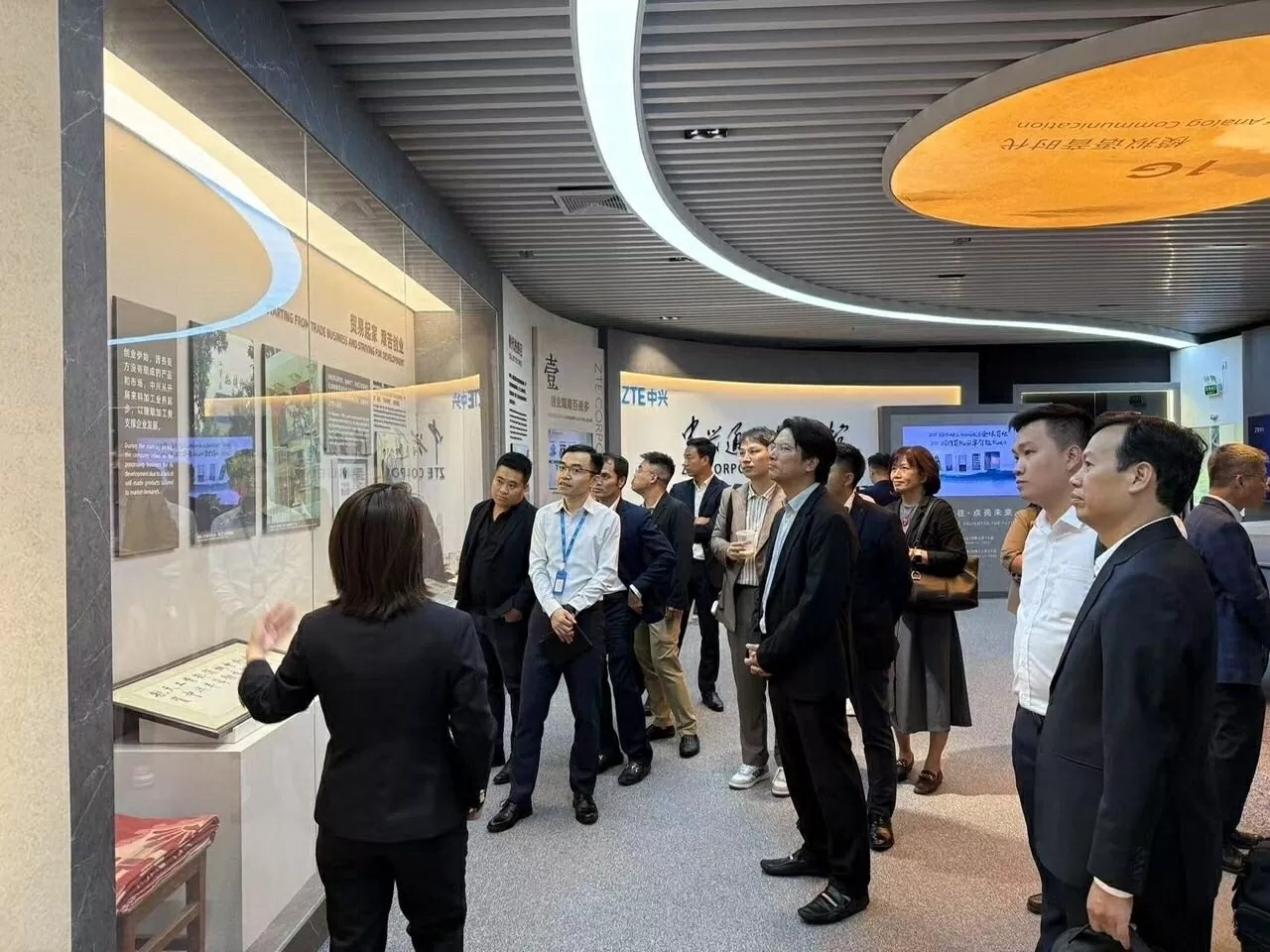 深圳被誉为“中国硅谷”，此次访问成为越南企业实地感受中国科技发展速度与深度的绝佳机会。