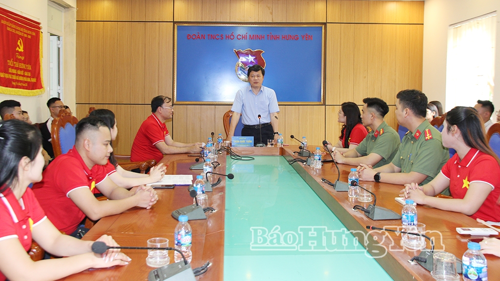 会见赴华参加“红色之旅”活动的兴安省青年代表团