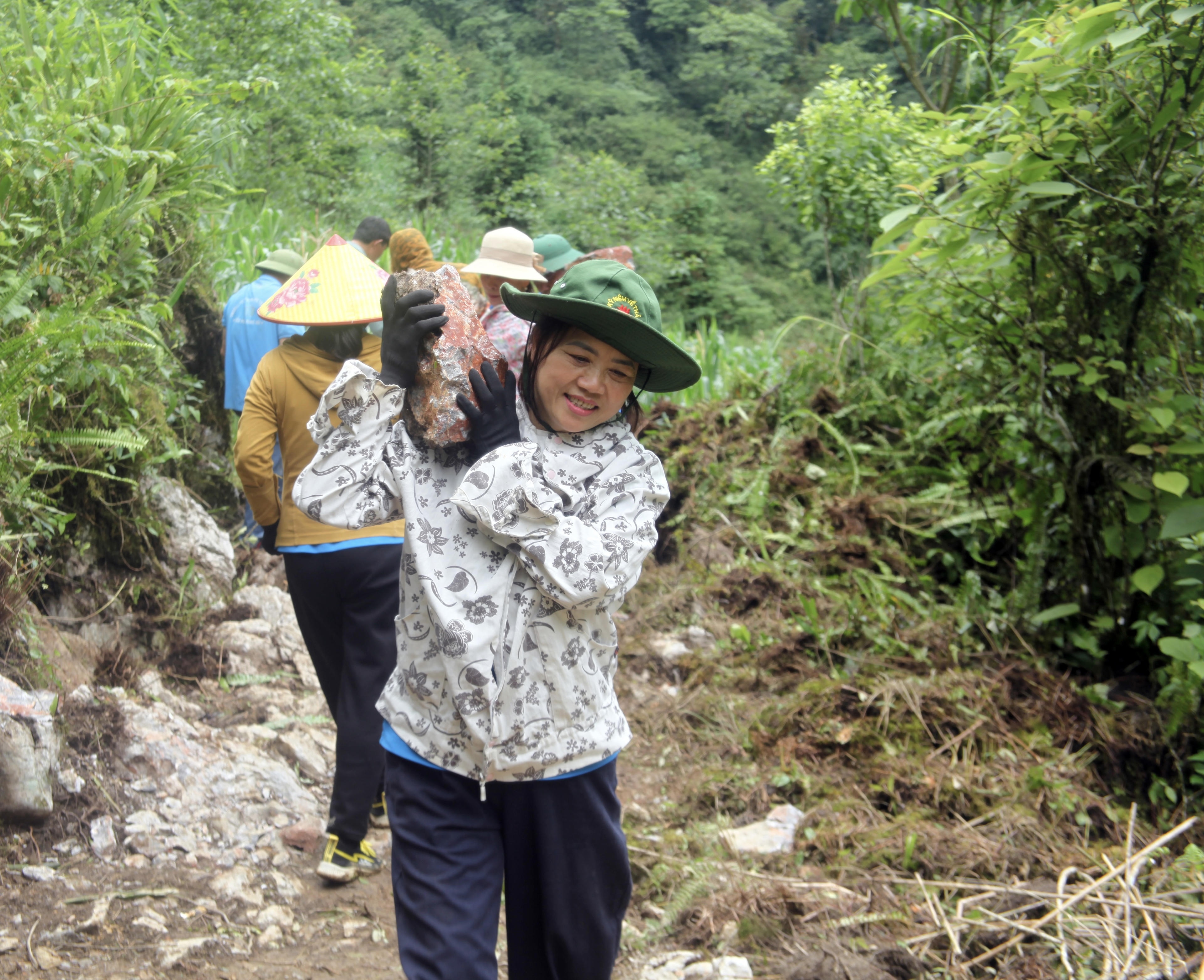 越中边境巡逻道路建设如火如荼推进 越中边境巡逻道路建设如火如荼推进