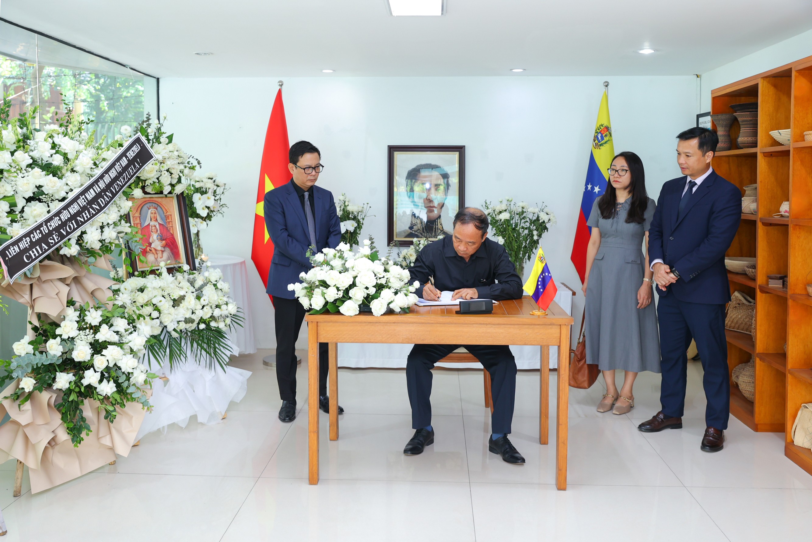 越南友好组织联合会赴委内瑞拉驻越使馆吊唁地震遇难者 Liên hiệp các tổ chức hữu nghị Việt Nam ghi sổ tang, tưởng niệm nạn nhân động đất Venezuela